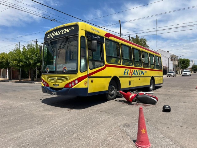 Un motociclista herido tras chocar contra un colectivo